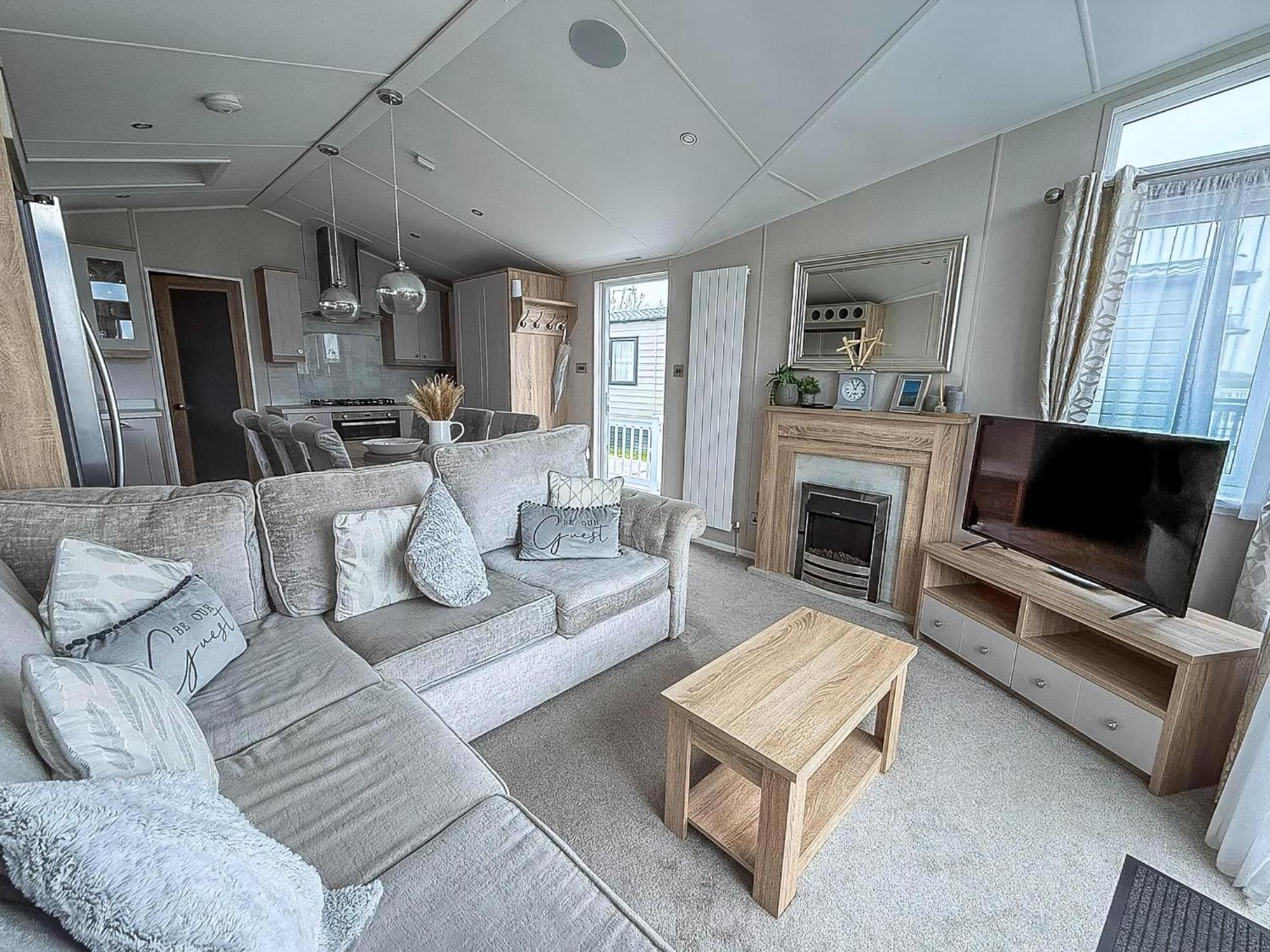 Beautiful Lodge With Full Sea Views At Broadland Sands In Suffolk Ref 20235Bs Hopton on Sea Exterior photo